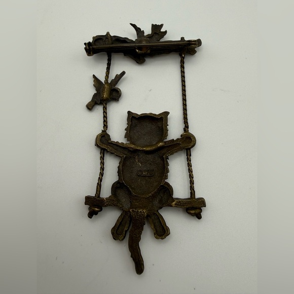 Vintage JJ Cat and birds on swing collectible brooch - brass/gold tone - Picture 4 of 7